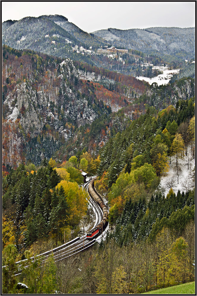 1144 mit Gterzug auf Talfahrt beim Wagnergraben, 30.10.2012