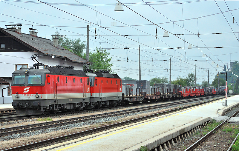 1144 Tandem mit interessanter und voluminser Ladung am 20.5.2010 in Brixlegg.