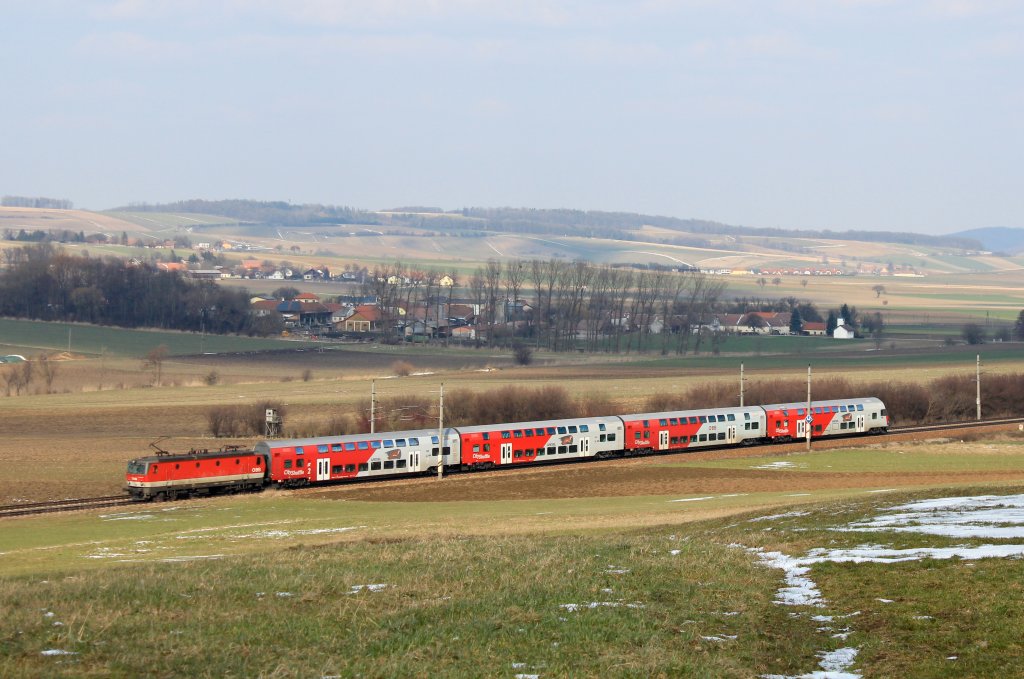 1144 xxx mit einem REX auf dem Weg nach St. Plten, aufgenommen am 16. Mrz 2013 bei Neulengbach.