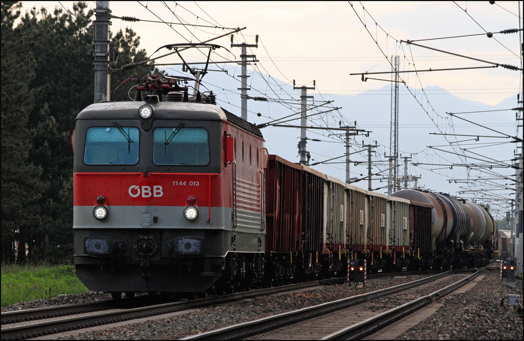 1144.013 wechselt mit ihrem Gterzug das Gleis, um sich auf den Weg Richtung Wr.Neustadt  zu machen.
Neunkirchen/N 05.06.13 