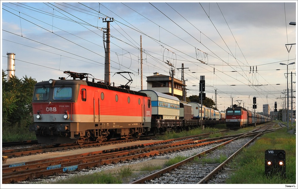1144.020 mit dem SGAG90059 welcher den Zirkus Roncalli am Haken hatte; Im Hintergrund 1144.275 mit 47046; Wien/Erdbergerlde, 18.6.2011