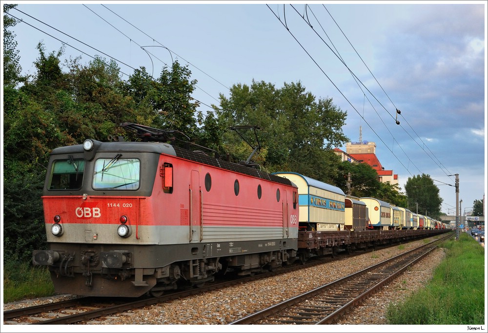 1144.020 mit dem SGAG90059 welcher den Zirkus Roncalli am Haken hatte; nahe Wien/Praterkai, 18.6.2011