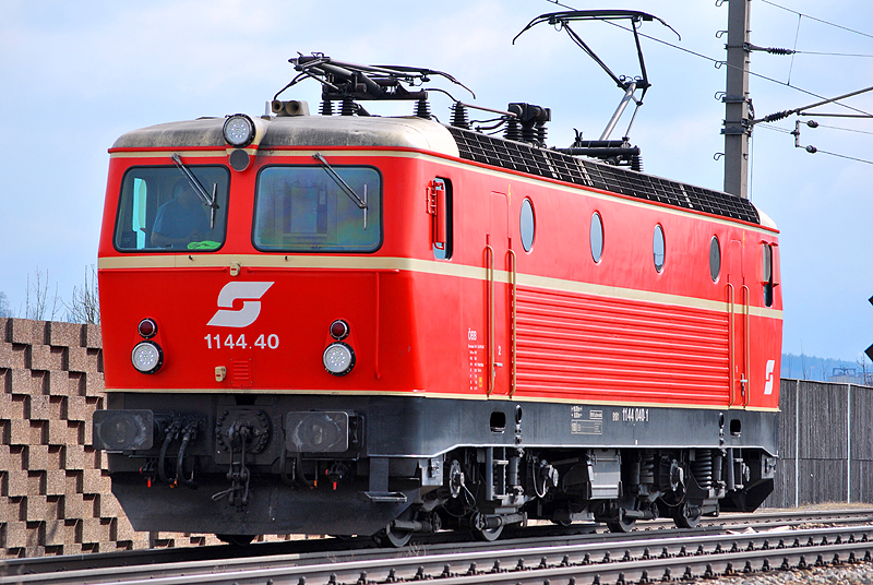 1144.040 hat soeben den 65917 in Nettingsdorf abgestellt, fhrt nun einen Gleiswechsel durch, um zu weiteren Verschubarbeiten nach Nettingsdorf zurckzukehren. (1.4.2010)