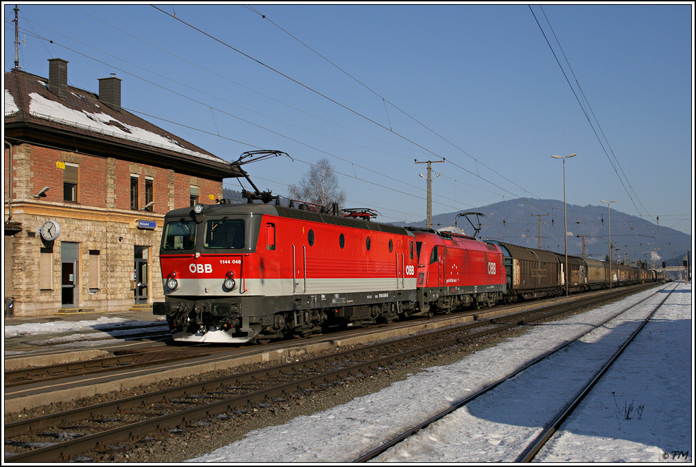 1144.048 und 1216.1xx (Tom? ;-) fahren mit Papierzug GAG 48930 von Gratkorn nach Spellen, Niklasdorf, 30.12.2010