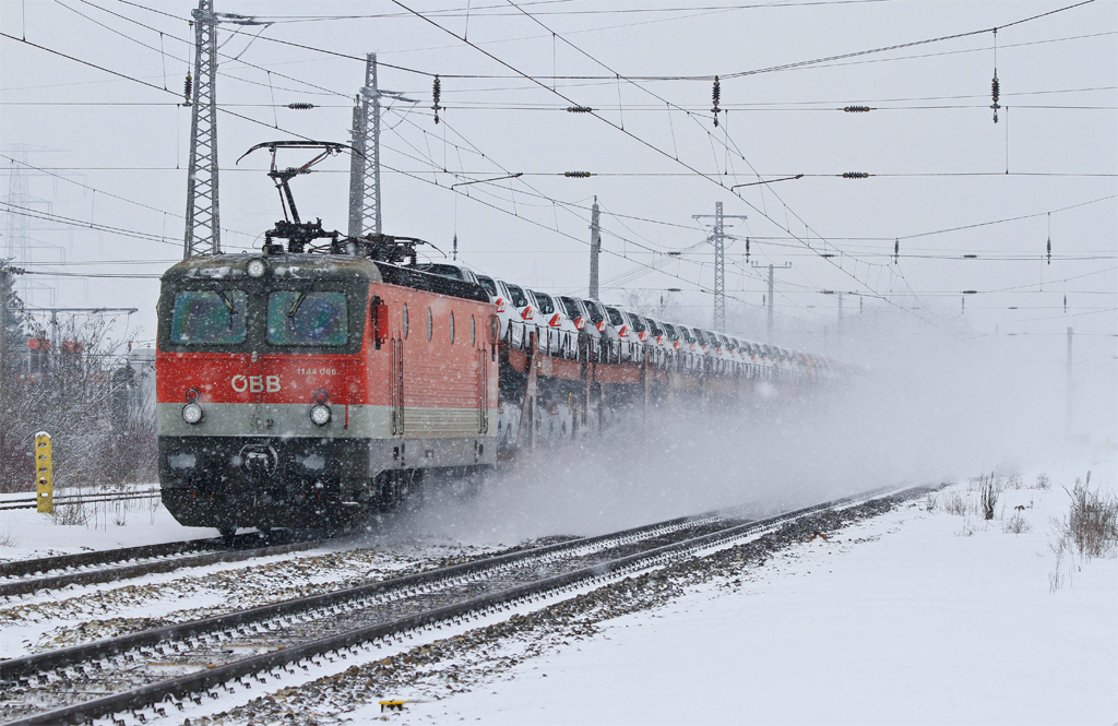 1144.066 durchfhrt am 22.02.13 mit einem Suzuki Autozug von Bruck/Leitha kommend den Bhf.Gtzendorf/Leitha.