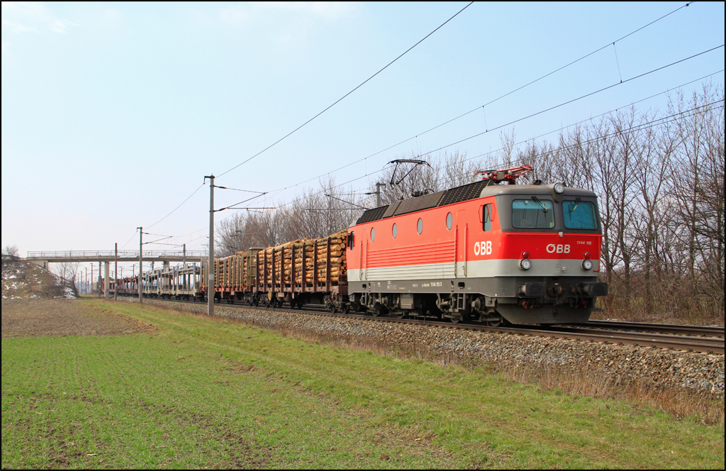 1144.115 war am 04.04.13 mit Gterzug zwischen Ebenfurth und Pottendorf zu sehen.