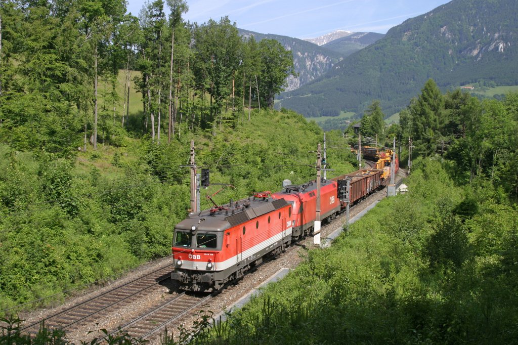 1144.116+1116 mit G-54703 fahren in Krze in den Pettenbach-Tunnel ein. 9.6.13
