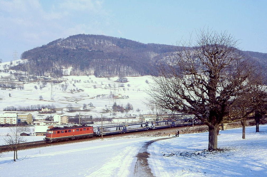 11442 rollt am 29.01.2005 bei Frick die nordwestliche Bzberg-Rampe hinab.