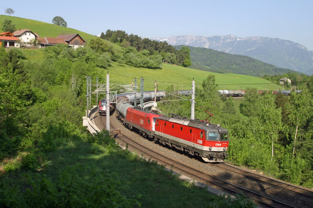 1144.203+1116 mit GAG-91025 + N 1144.214 befahren den Abfaltersbachgraben-Viadukt bei Eichberg am 9.5.13