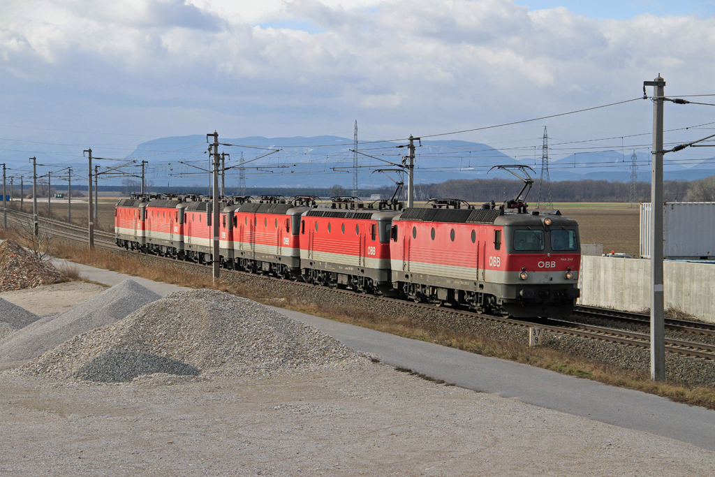 1144.240+1144.057 fuhren mit dem Lokzug 86900 von Wr.Neustadt kommend durch Ebenfurth. 
Kalt mitgelaufen sind 1144.084, 1144.275, 1144.089, 1144.283.
Ebenfurth 03.02.2013.