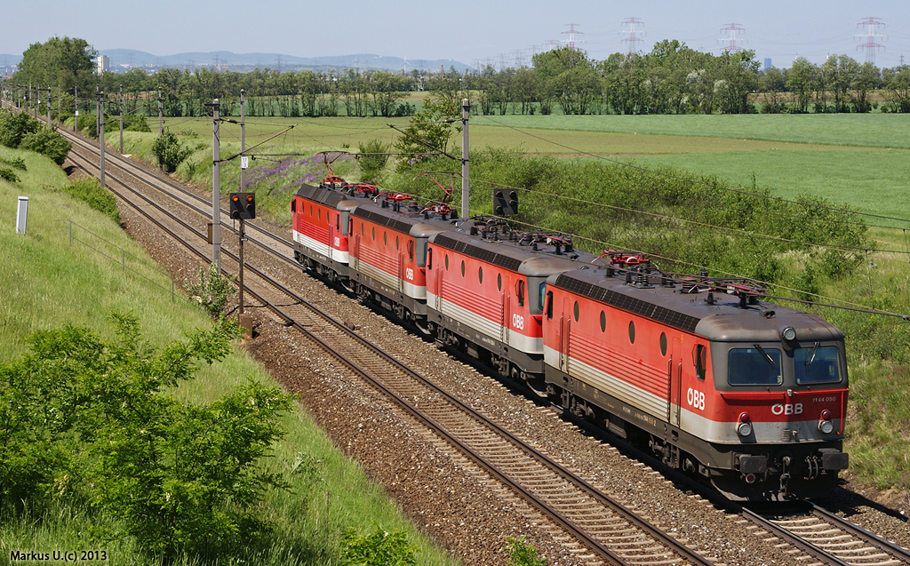 1144.250+1144.053+1144.030(kalt)+1144.050(kalt) waren am 15.05.2013 als Lokzug 86900 bei Gramatneusiedl in Richtung Wien unterwegs.