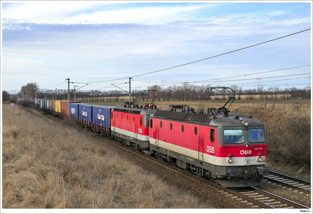 1144.266 & 1144.031 mit einem Containerzug bei Gramatneusiedl; 28.2.2010.