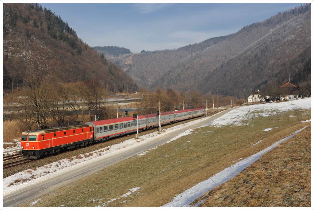 1144.40 bespannte am 6.1.2011 die IC's 512, 513, 518 und 519 zwischen Graz und Selzthal. Die Aufnahme zeigt IC 513 von Salzburg Hbf nach Graz Hbf beim Stausee nchst Pernegg. 1144.40 hat in dem Fall den Zug in Selzthal bernommen.