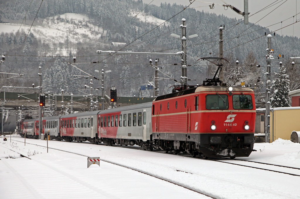 1144.40 fhrt aus Graz kommend am 14.02.2013 mit einem Regionalzug in Bruck/Mur ein.