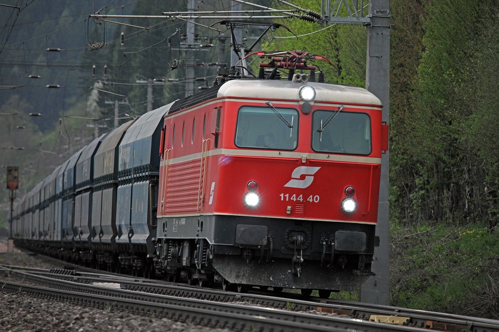 1144.40 mit Gterzug im Bahnhof Wartberg im Mrztal am 27.04.2013.