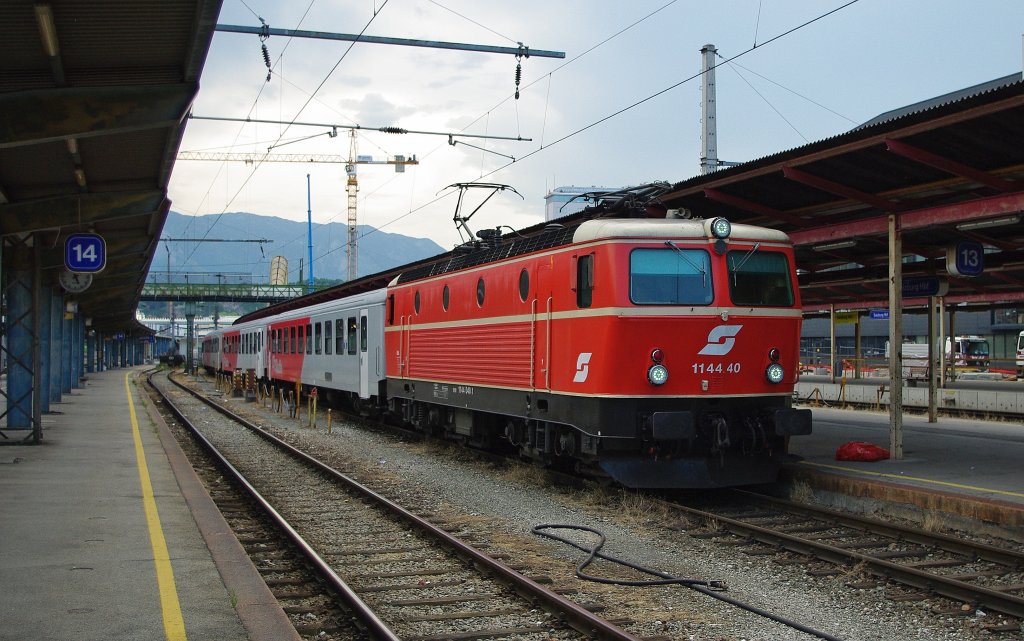 1144.40 steh abfahrbereit mit ihrem Regionalzug im Bahnhof Salzburg. Aufgenommen am 12.07.2010.