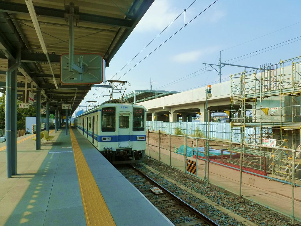 114,5 km von Tokyo entfernt am Ende des Isesaki-Netzes des Tôbu-Konzerns steht Zug 855. Die hier verwendeten kurzen Züge stammen vom Umbau (2005) verschiedener älterer Wagen Serie 8000. Im Hintergrund der neue Hochbahnhof der JR-Linie. Isesaki, 9.Oktober 2011.