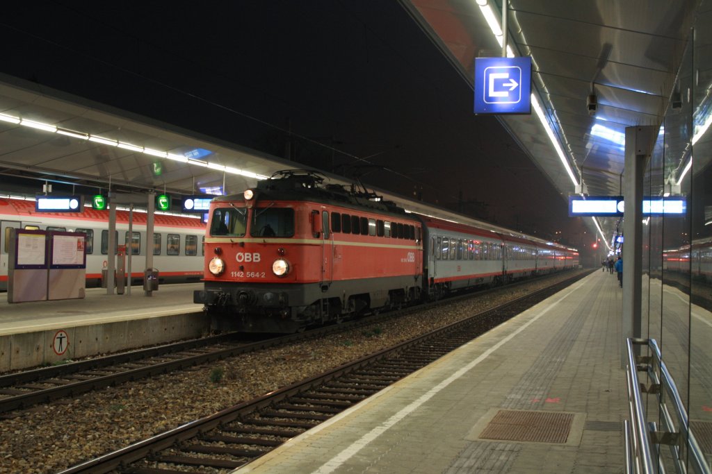 1146.564 hat am 14.10.2011 den IC 656 von Graz nach Wien Meidling gebracht. Hier im Zugendbahnhof.