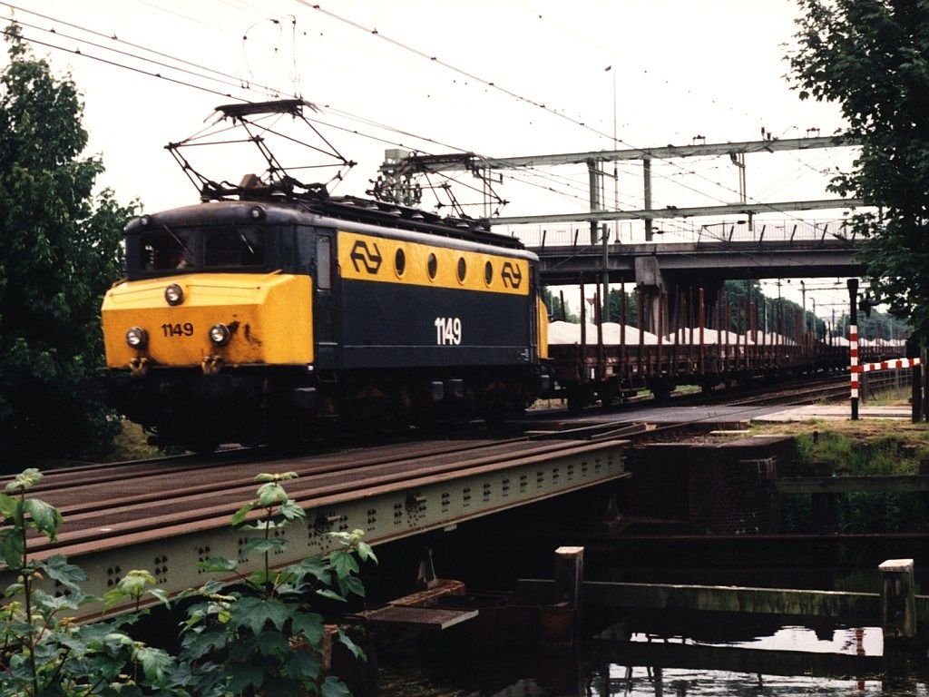 1149 mit eine Gterzug in Meppel am 20-6-1994. Bild und scan: Date Jan de Vries.