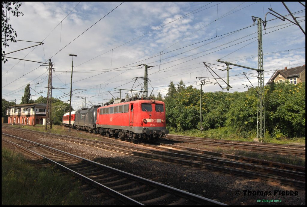 115 114-1 fhrt mit Autozug in Lehrte ein. Ein hnliches Foto extiert acuh von Felix Hhne. Foto von 20.08.10.