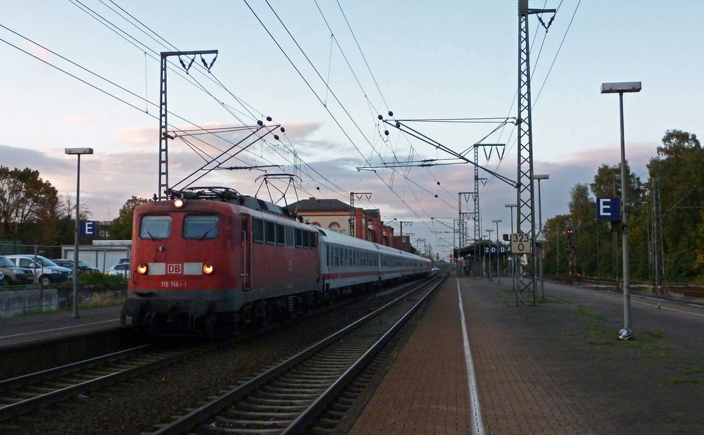 115 114-1 fuhr am 29.09.2012 mit dem IC 2330 von Norddeich Mole nach Kln, hier in Leer. Hinten am Zug hngt defekt die wieder rote 101 013-1.
