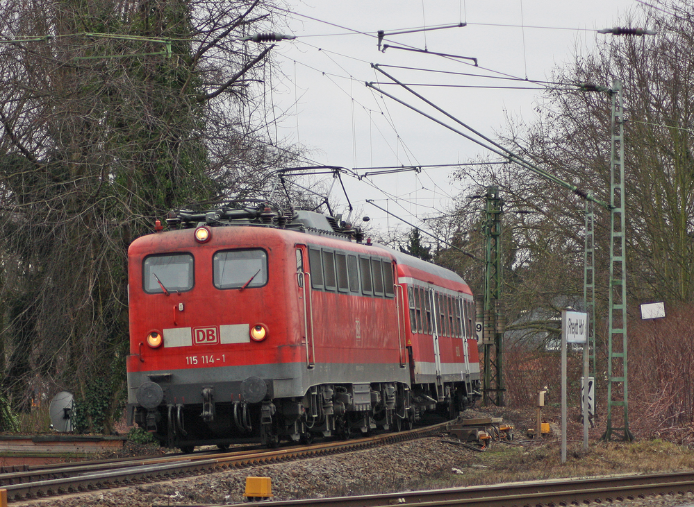 115 114-1 mit dem Schadzug 2462? aus Kln bei der Einfahrt in Rheydt Hbf, 6.2.11