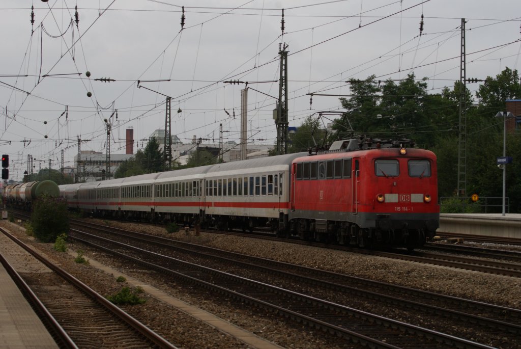115 114-1 mit einem IC in Mnchen-Heimeranplatz am 14.08.2010