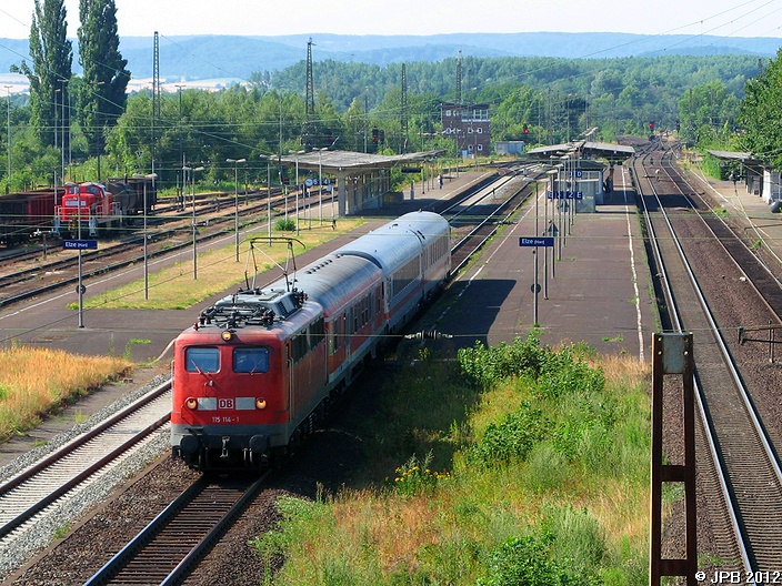 115 114-1 mit Wagenberfhrung im Bf Elze am 21.07.2010
