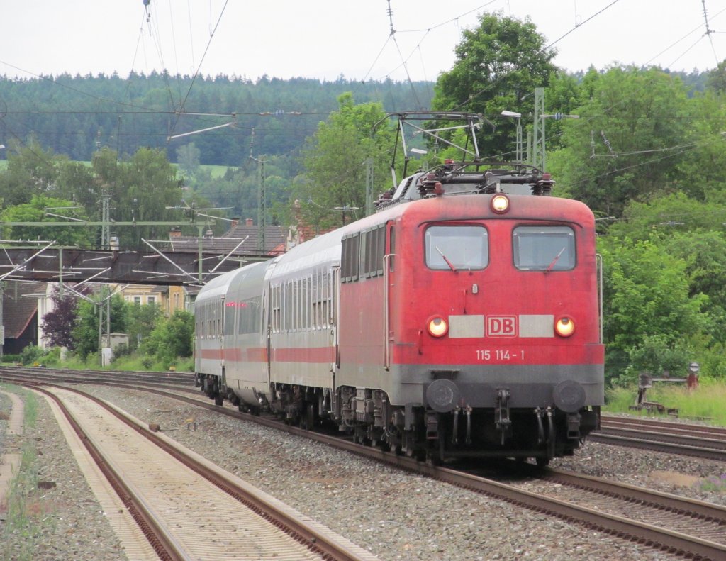 115 114-1 zieht am 10. Juni 2012 Lr 46105 (Berlin-Rummelsburg - Nrnberg Hbf) durch Kronach.