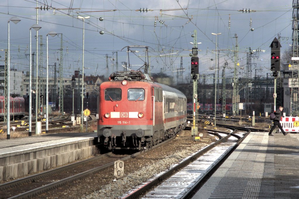 115 114 am 15.01.12 mit IC 1284 Schwarzbach-St.Veit - Flensburg in Mnchen Ost