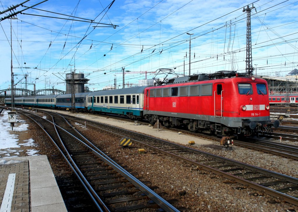 115 114 bei der Bereitstellung eines EC nach Italien am 28.02.2009 am Mnchner Hbf.