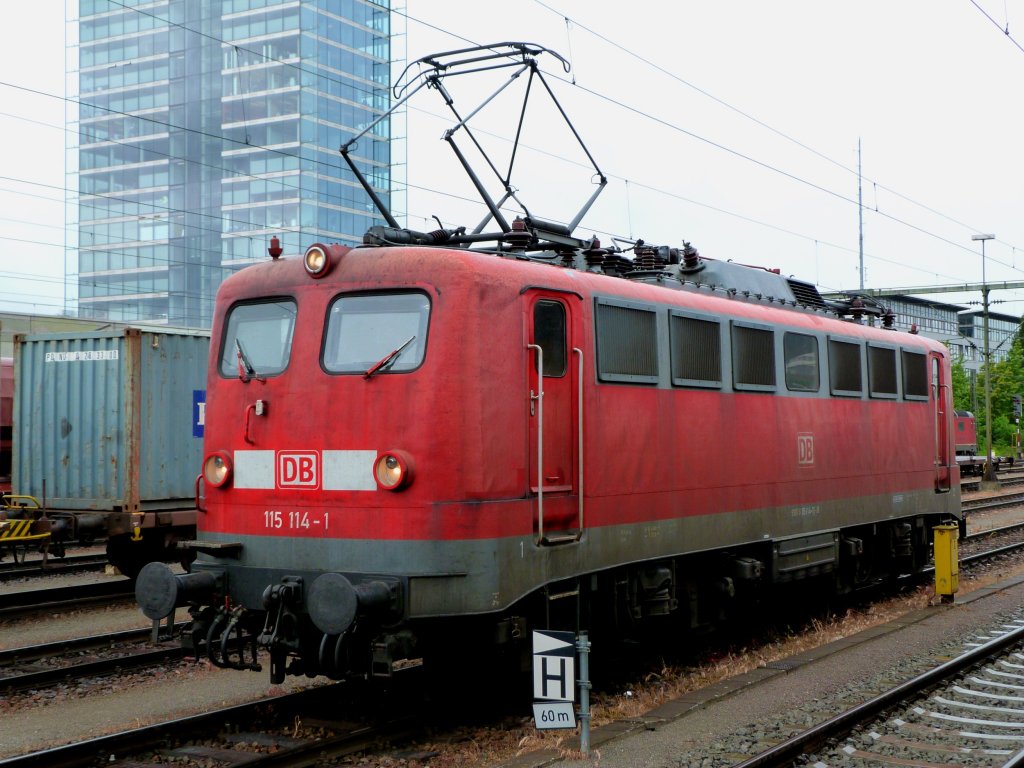 115 114 steht am Morgen des 21.05.13 Solo in Singen (Hohentwiel.)
Gleich wird der IC aus Zrich ankommen, den sie bis Stuttgart ziehen wird. 