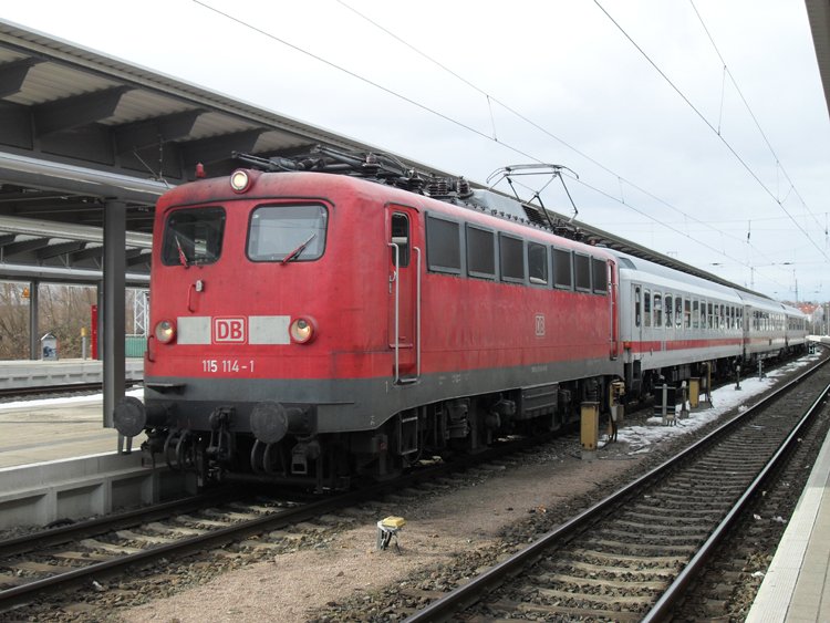 115 114 steht mit IC1809 von Rostock Hbf nach Kln Hbf im Rostocker Hbf.(07.03.10)