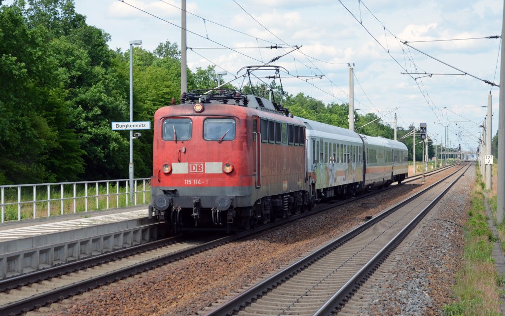 115 114 berfhrte am 10.06.12 einen ICE2-Speisewagen von Berlin nach Nrnberg. Fotografiert bei der Durchfahrt in Burgkemnitz Richtung Halle(S).