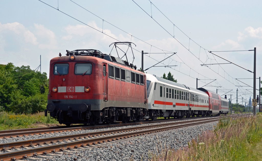 115 114 war am 09.07.13 fr die Bespannung des PbZ 2466 Leipzig - Berlin eingeteilt. Hier durchfhrt der Schadwagenzug Greppin Richtung Dessau.
