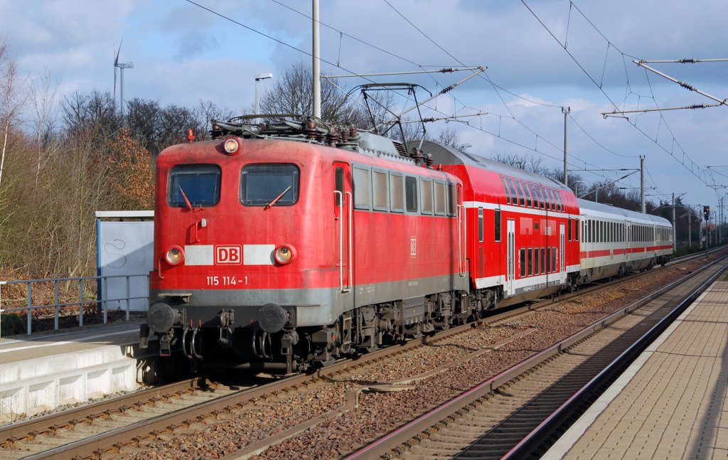 115 114 zieht am 08.02.11 den PbZ 2467 durch Burgkemnitz Richtung Bitterfeld, Ziel ist Leipzig.