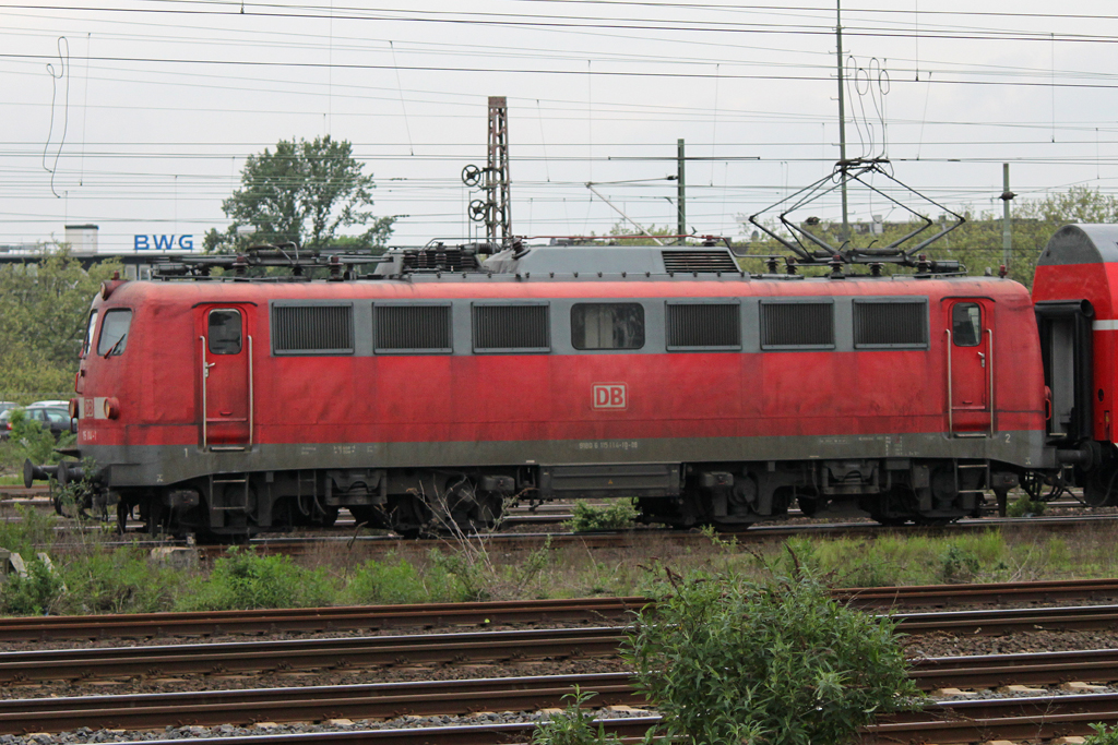 115 114 zieht am 11.5.12 den Pbz 2471 durch Duisburg.