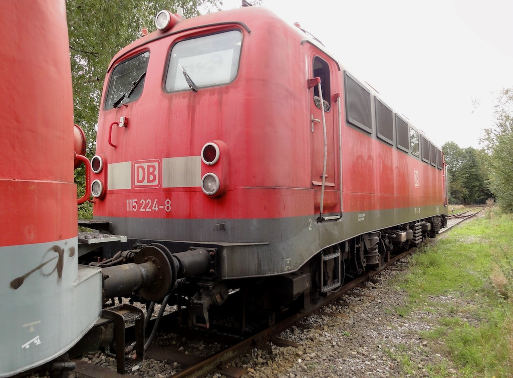 115 124 aus dem Lokzug mit 115 159, 115 355, 115 230, 115 148 und 115 224 vor dem Gelnde des Schrotthndlers  Theo Steil  in Eschweiler-Aue. 17.09.2011, 14:30h
