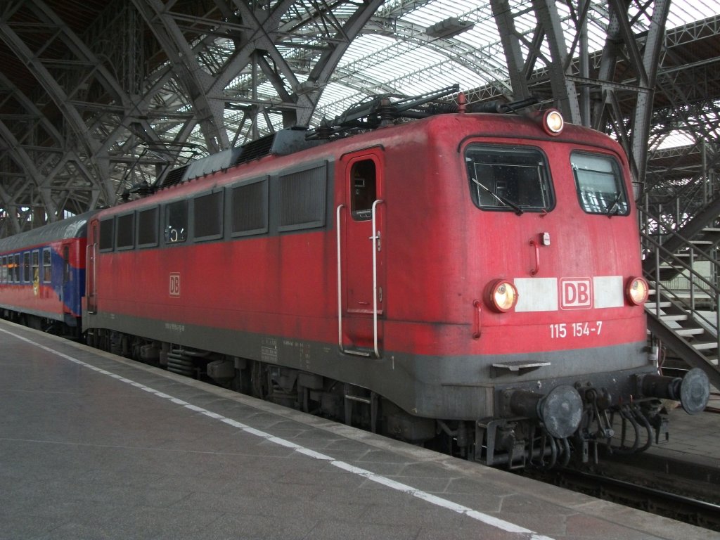 115 154-7 stand am 22.7.10 mit dem PbZ 1966 im Leipziger Hbf.