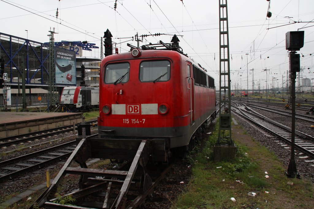 115 154(53 Jahre) steht am 13.05.10 in Mannheim Hbf.