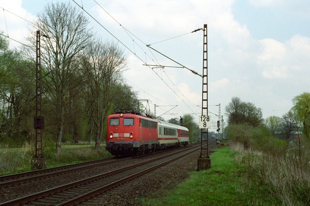 115 166-1 hat mit PbZ1951 und ca. -120min gerade Dortmund - Kurl passiert und ihr Ziel Dortmund Bbf in wenigen Minuten erreicht. 14.04.2010 12:38Uhr