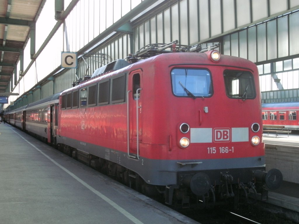 115-166 steht am 4.6.10 mit dem IC 283 nach Zrich im Stuttgarter Hbf bereit.