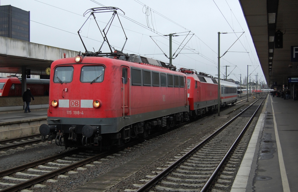 115 198-4 + 120 xxx mit einem PbZ am 04.04.2012 in Hannover Hbf