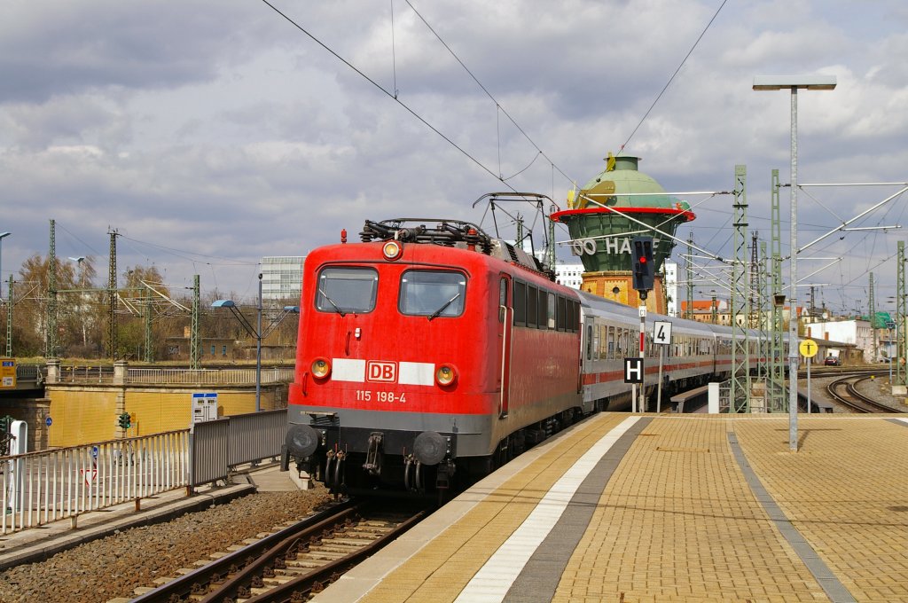 115 198-4 erreicht in wenigen Momenten den Haptbahnhof Halle/S. (10.4.2012).
