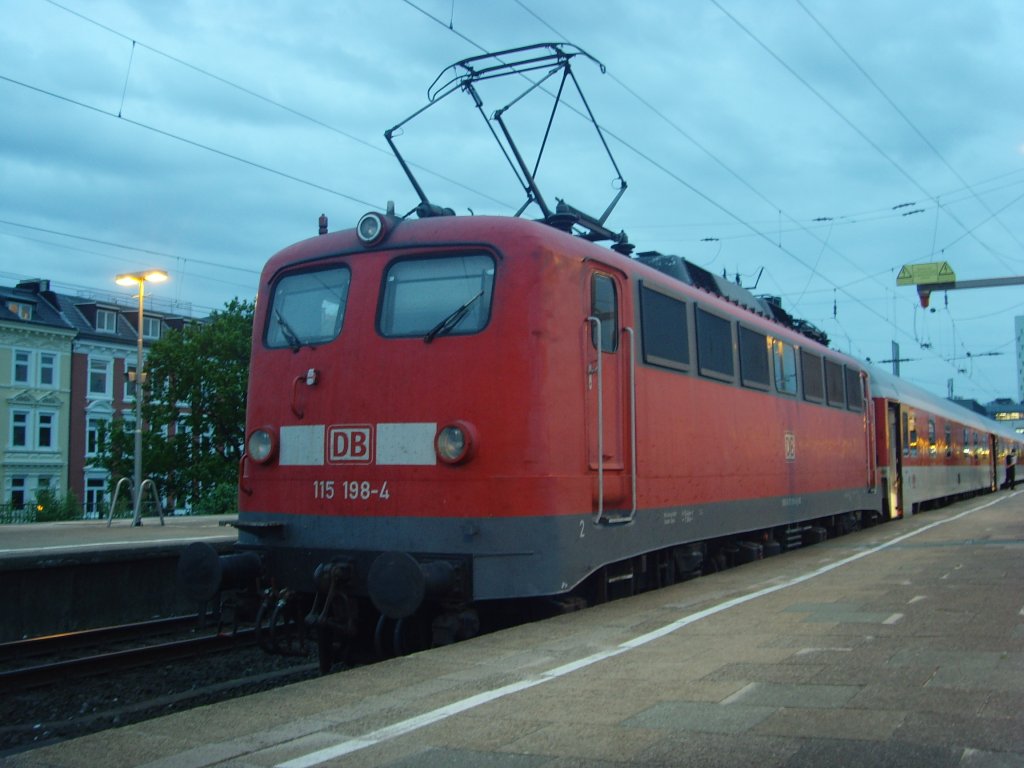 115 198-4, noch mit einfachen Lichtern, wartet bis ihr Autozug nach Mnchen fertig beladen ist. 26.05.2010