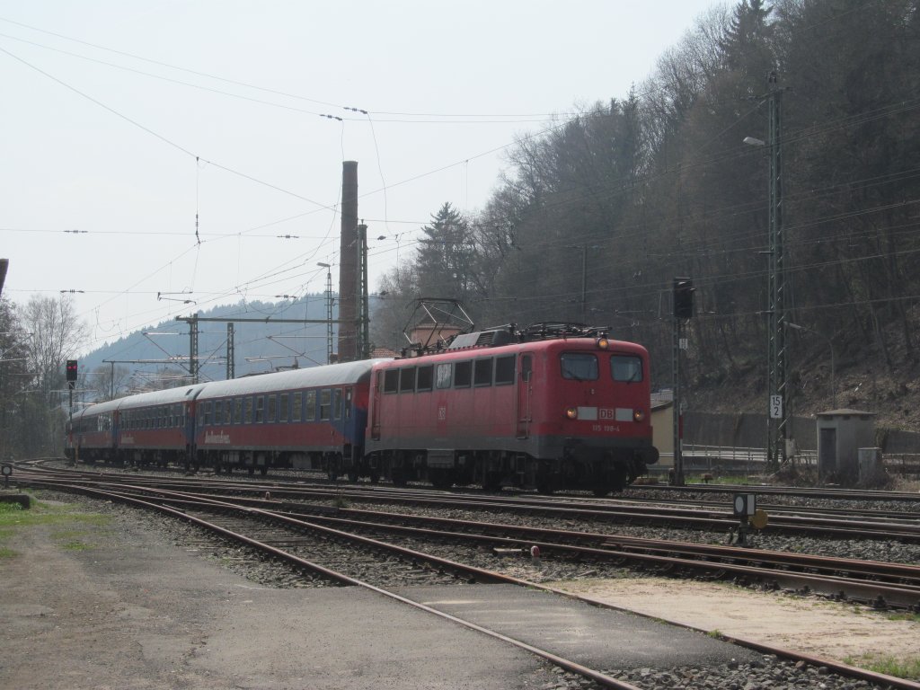 115 198-4 zieht am 21. April 2013 einen Sonderzug durch Kronach.