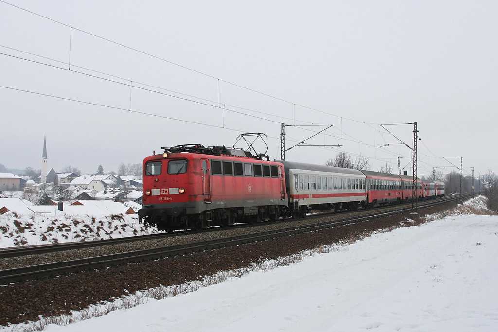 115 198 mit IC 1280 „Groglockner“ am 16.01.2010 bei Ostermnchen.