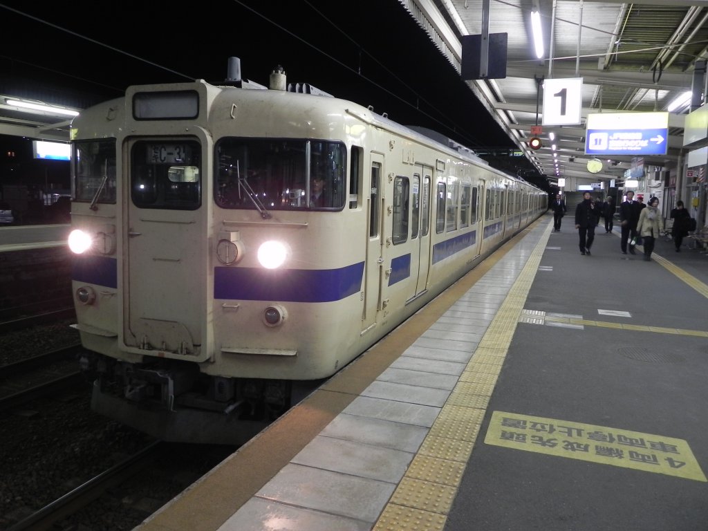 115-2000 Series Zug auf der Sanyo Line im Bahnhof von Miyajima-guchi (Miyajima Hafen) am Abend des 09.11.2010. Dieser Zug fhrt als Local nach Tokuyama und wurde 1977 in den Dienst gestellt.