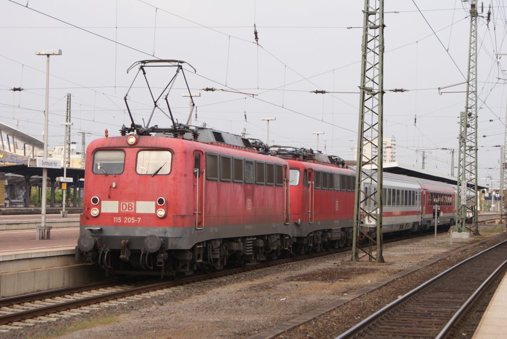 115 205-7 + 115 448-3 mit einem Schadzug in Dortmund Hbf am 09.05.2010