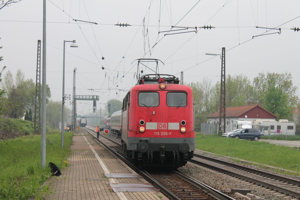 115 205-7 am 02.05.2013 mit dem Pbz 2459 nach Basel Bad Bf. Hier ist der Zug in Kenzingen. Seit ca. einer Woche ist eine Baustelle nrdlich vom Bahnhof. Die Baustelle ist dafr da, um das Gleis von Sden nach Norden zu erneuern. Deswegen verkehrt der ganze Verkehr ber dass berholgleis.
